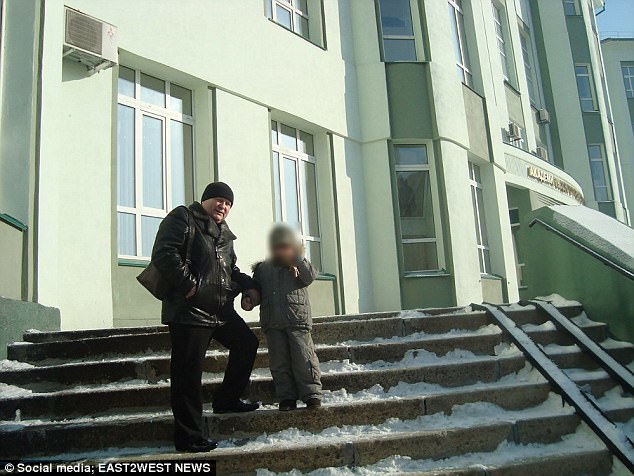 El hijo de Natalia aparece aquí con su abuelo Boris, de 58 años, en la academia donde trabaja.