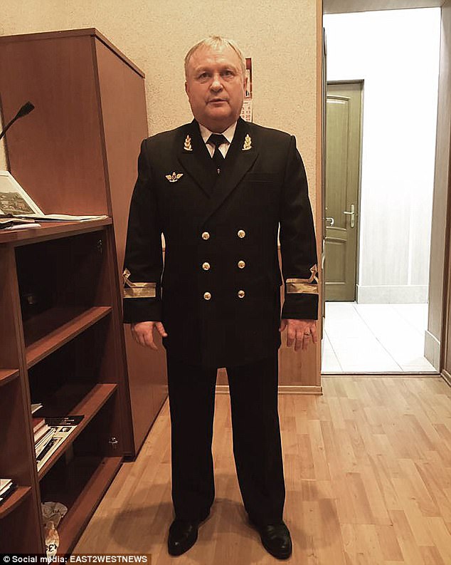 El suegro de Natalia, que sirve en la marina de Vladimir Putin, aparece en la foto con su uniforme de almirante.