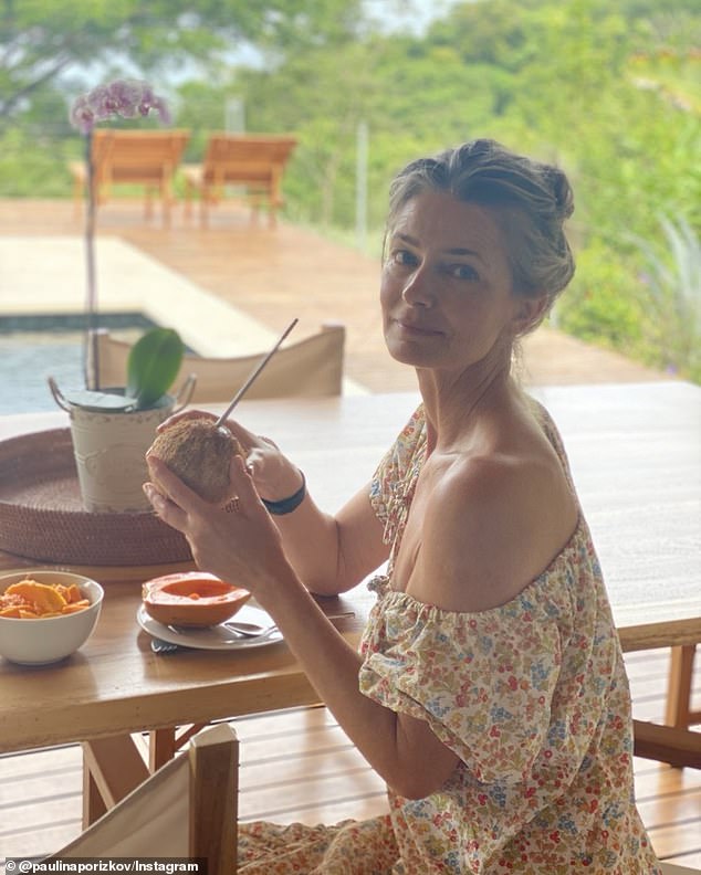 A propósito: la alumna de Sports Illustrated Swimsuit (en la foto en Costa Rica durante el verano) es plenamente consciente de que sus comidas son un poco ligeras durante el día, y dice que lo hace a propósito.
