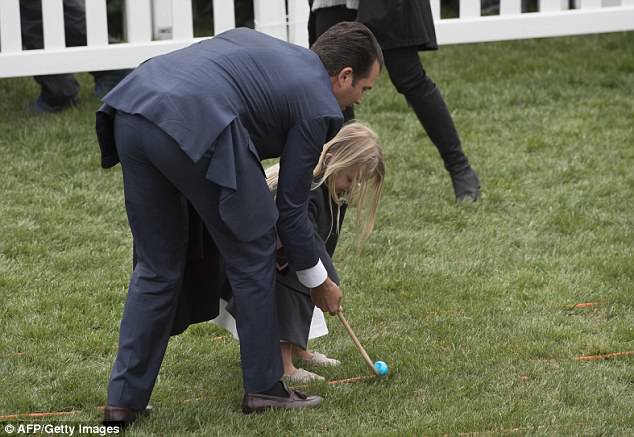 Donald Trump, Jr. hace rodar un huevo de Pascua con su hija Chloe Sophia Trump durante las vacaciones de Pascua de abril