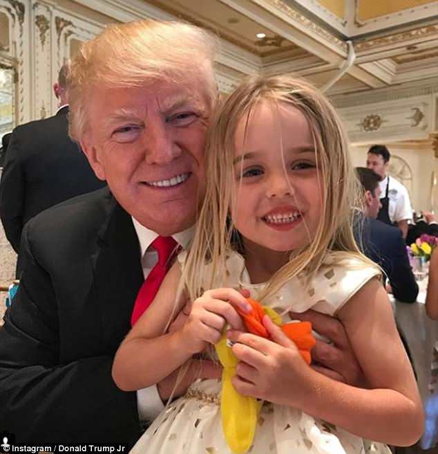 El presidente Donald Trump con su nieta Chloe