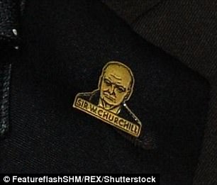 Homenaje: Lució una insignia con el rostro de Sir Winston Churchill