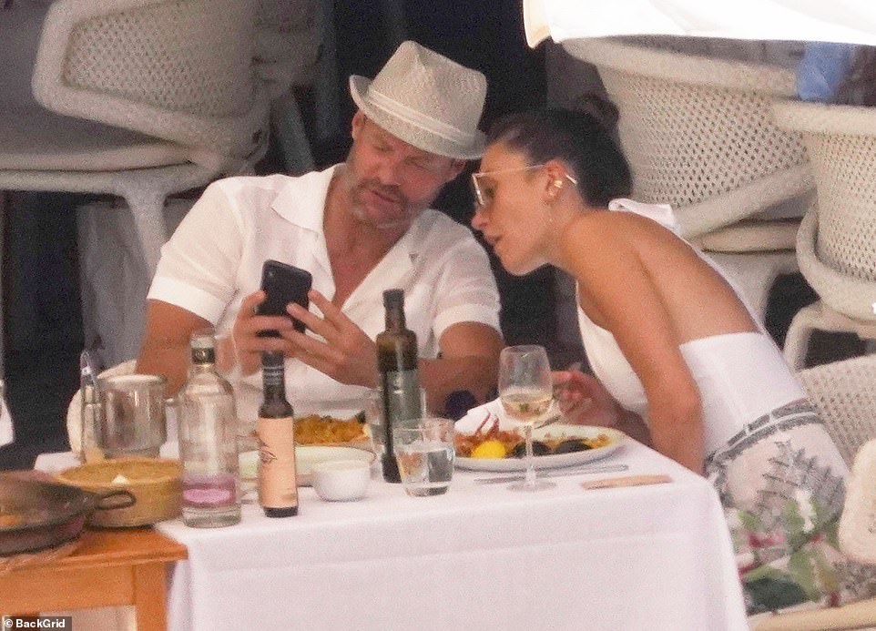 Mira, ¡somos tendencia!  Se vio a la amada pareja mirando el teléfono de Ryan mientras disfrutaban de la cocina española mientras cenaban fuera.