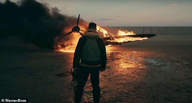 La escena del aterrizaje forzoso y el incendio del Spitfire también aparece en la película.