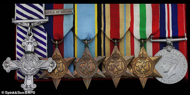 La colección de medallas de Hart, que está siendo subastada, incluye la Distinguished Flying Cross