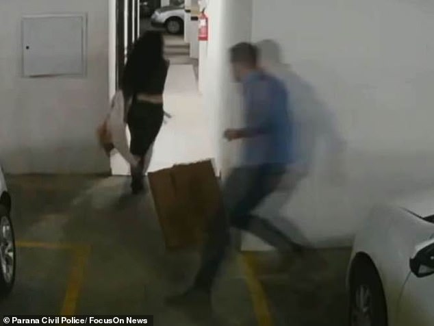 Este es el momento en que la mujer se apartó de su esposo mientras lo perseguía fuera del garaje.