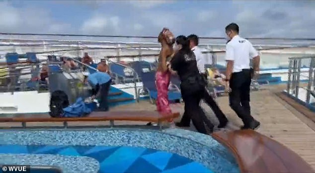 Poco después de ser escoltada fuera de la cubierta, la mujer de 32 años supuestamente se liberó de los guardias y saltó desde el décimo piso del barco al océano.  Una pasajera afirmó haber visto 