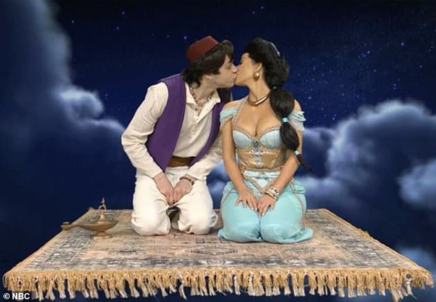 Labios unidos: se conocieron solo unos meses antes, en octubre, cuando ella presentaba Saturday Night Live e incluso compartieron su primer beso frente a millones de espectadores durante un sketch temático de Aladdin y Jasmin.