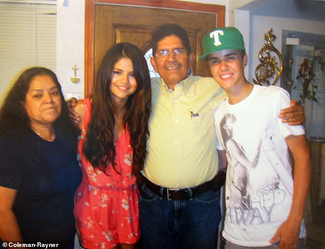 Gomez y sus abuelos con su ex novio, Justin Bieber.  Con frecuencia hablaban de su orgullo.