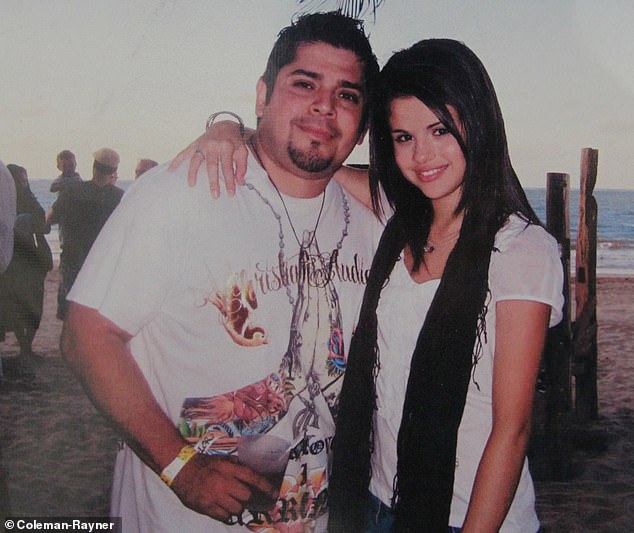 Selena y su padre, Ricardo Gómez.  Era una joven adolescente cuando él y su madre, ciudadana estadounidense, la acogieron.  ricardo nacio en texas