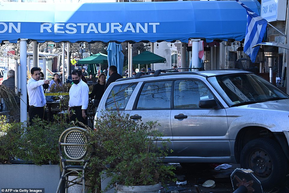 Una persona murió y otras siete están hospitalizadas después de que un vehículo se estrellara contra el comedor al aire libre de un restaurante en Washington DC el viernes.