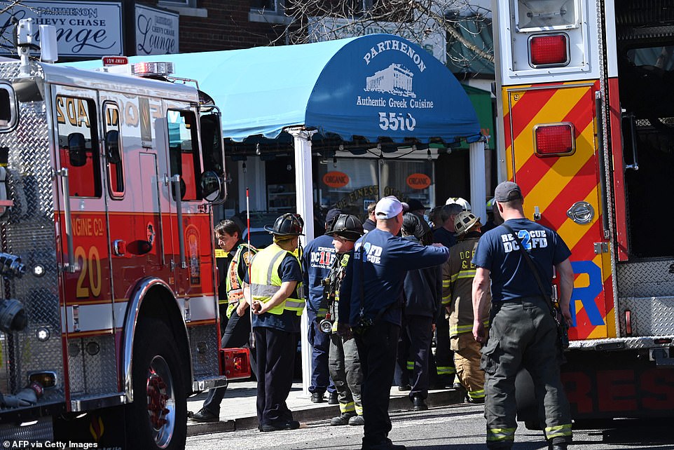 Los equipos de bomberos y EMS estaban en la escena en el restaurante donde el automóvil se estrelló contra el área de asientos al aire libre.