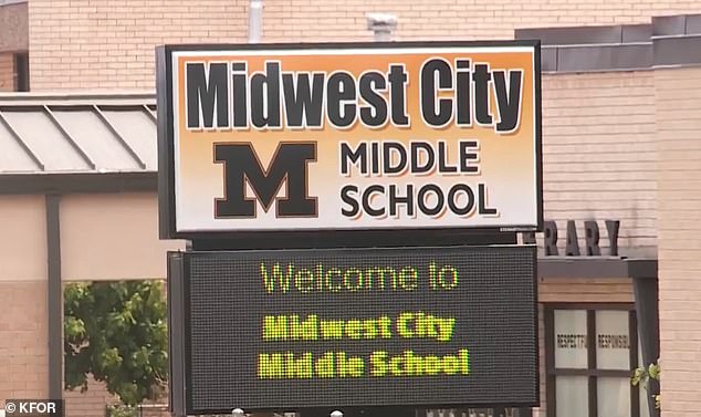 El distrito escolar de Mid-Del confirmó a KFOR que Reneau, que trabajaba en la escuela secundaria Midwest City en el momento en que supuestamente envió las fotos, ya no trabaja para ellos.