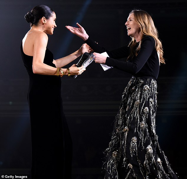 Fama mundial: Clare y Meghan son amigas íntimas y en diciembre de 2018, una Meghan embarazada hizo una aparición sorpresa en los British Fashion Awards para entregarle un premio a la diseñadora.