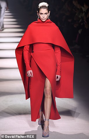 Haga una reverencia: la última colección de Clare para la marca fue la línea Otoño/Invierno 2020, que debutó en la pasarela de la Semana de la Moda de París en marzo.