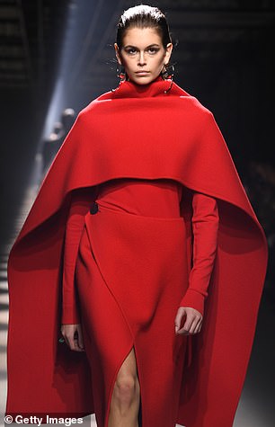 Haga una reverencia: la última colección de Clare para la marca fue la línea Otoño/Invierno 2020, que debutó en la pasarela de la Semana de la Moda de París en marzo.