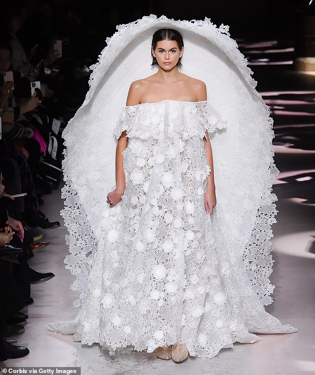 Incómodo: dos meses antes, Clare presentó este diseño de vestido de novia en la Semana de la Moda de Alta Costura de París.  El diseño recibió críticas mixtas del público.