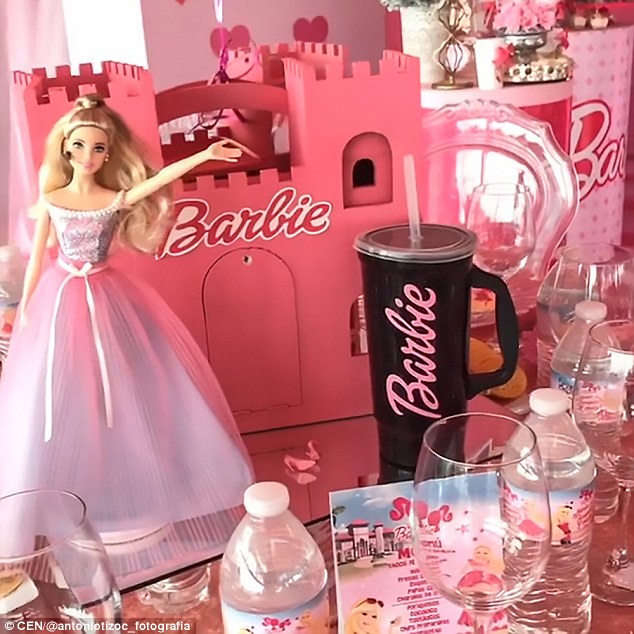 La fiesta incluyó una gran cantidad de accesorios de Barbie, incluidas botellas de agua personalizadas.