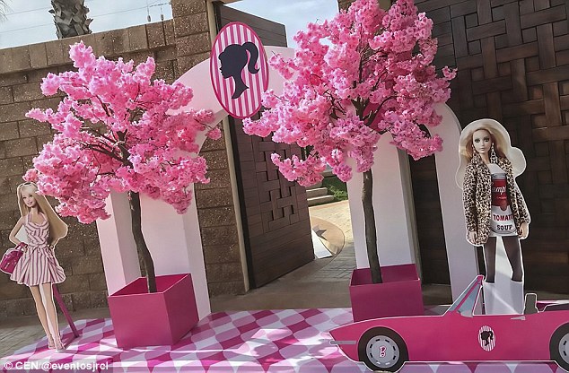 Los recortes de tamaño real de Barbie se presentan en gran medida como parte de la decoración inspirada en el rosa de la fiesta.