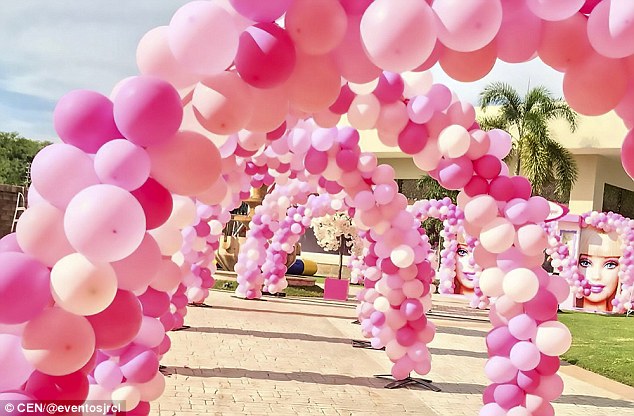 Cientos de globos rosados ​​se alinearon en el arco que conducía a la lujosa fiesta de cumpleaños.