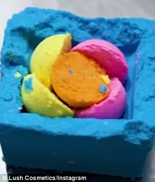 Profundidades ocultas: la bomba de baño gigante contiene capas ocultas que convierten la bañera en múltiples tonos de oro, azul, naranja y rosa.
