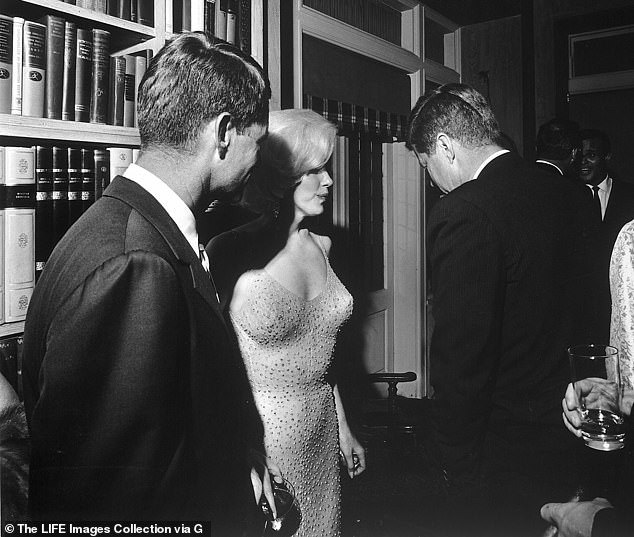 Ahora se ha revelado que la película contiene una escena en la que JFK captura a Marilyn y la viola.  JFK y Marilyn se ven juntos, con su hermano Robert Kennedy, en 1962