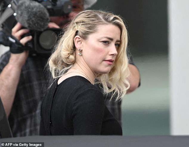 Amber Heard, fotografiada aquí llegando a la lectura del veredicto en su caso contra Johnny Depp, recibió $2 millones del jurado.