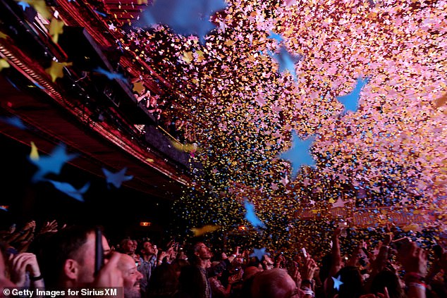 Sensacional: Confeti y estrellas llenaron el auditorio mientras el concierto llegaba a un final sensacional