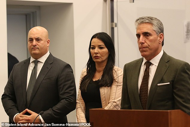 Drita está flanqueada por su abogado, John J. Rapawy (izquierda) y el abogado de su esposo, James Foccaro Jr. (derecha).