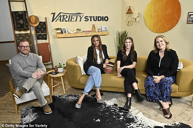 Comenta: El talentoso cuarteto también se sentó para conversar sinceramente en el estudio de Variety, con las damas posando en el sofá y Dinerstein sentado junto a ellas en una silla blanca.