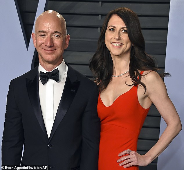 Arriba: Bezos finalizó su divorcio de su esposa durante 25 años, MacKenzie Bezos, en abril.  Están fotografiados juntos en 2018.