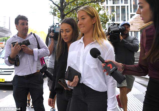 Una mujer (con una camisa oscura), que se cree que es amiga de Melina Roberge, abandona el Downing Center Court el miércoles.