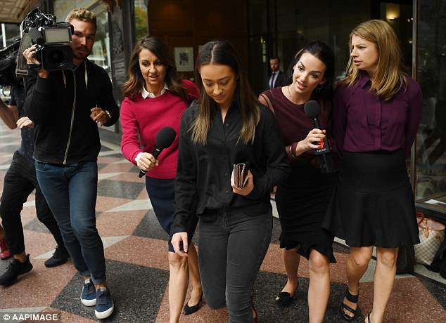 Se puede ver a una mujer que se cree que es amiga de Melina Roberge evitando a los reporteros cuando salía de una corte de Sydney el miércoles.