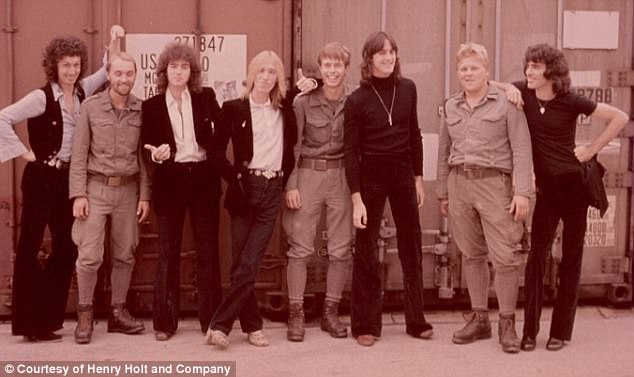 The Heartbreakers: La banda de Alemania en 1977. Este concierto fue grabado en vivo después del lanzamiento de su primer álbum que contenía el éxito 'Breakdown' que se convirtió en un éxito Top 40 en los EE. UU.