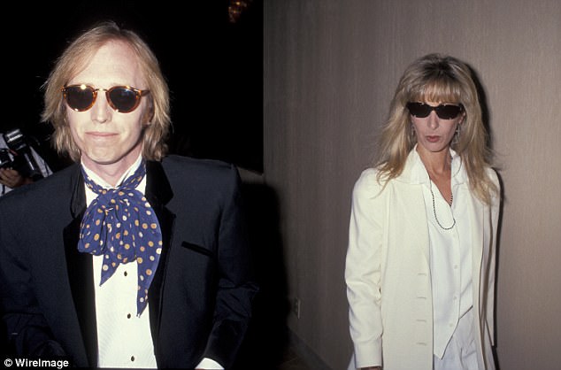 Matrimonio volátil: Tom Petty, de 24 años, se casó con Jane Benyo en 1974. Cuenta cómo destruyó el matrimonio cuando Jane, que padecía una enfermedad mental, abusó verbalmente de él y de sus dos hijas.
