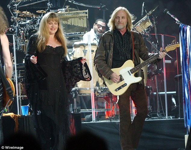 Stevie Nicks y Tom Petty actúan en el Concierto de los Derechos de los Artistas en el Great Western Forum en Inglewood, California