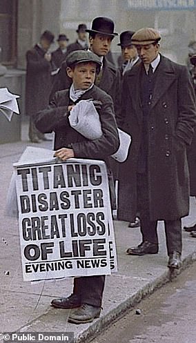 Ned Parfett, 'repartidor de periódicos del Titanic', fuera de las oficinas de White Star Line en Londres