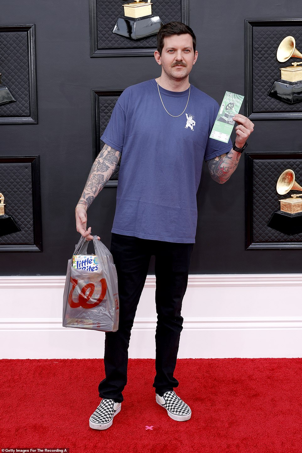 El músico Dillon Francis vestía un poco informal para los premios, vestía una camiseta holgada y jeans negros.
