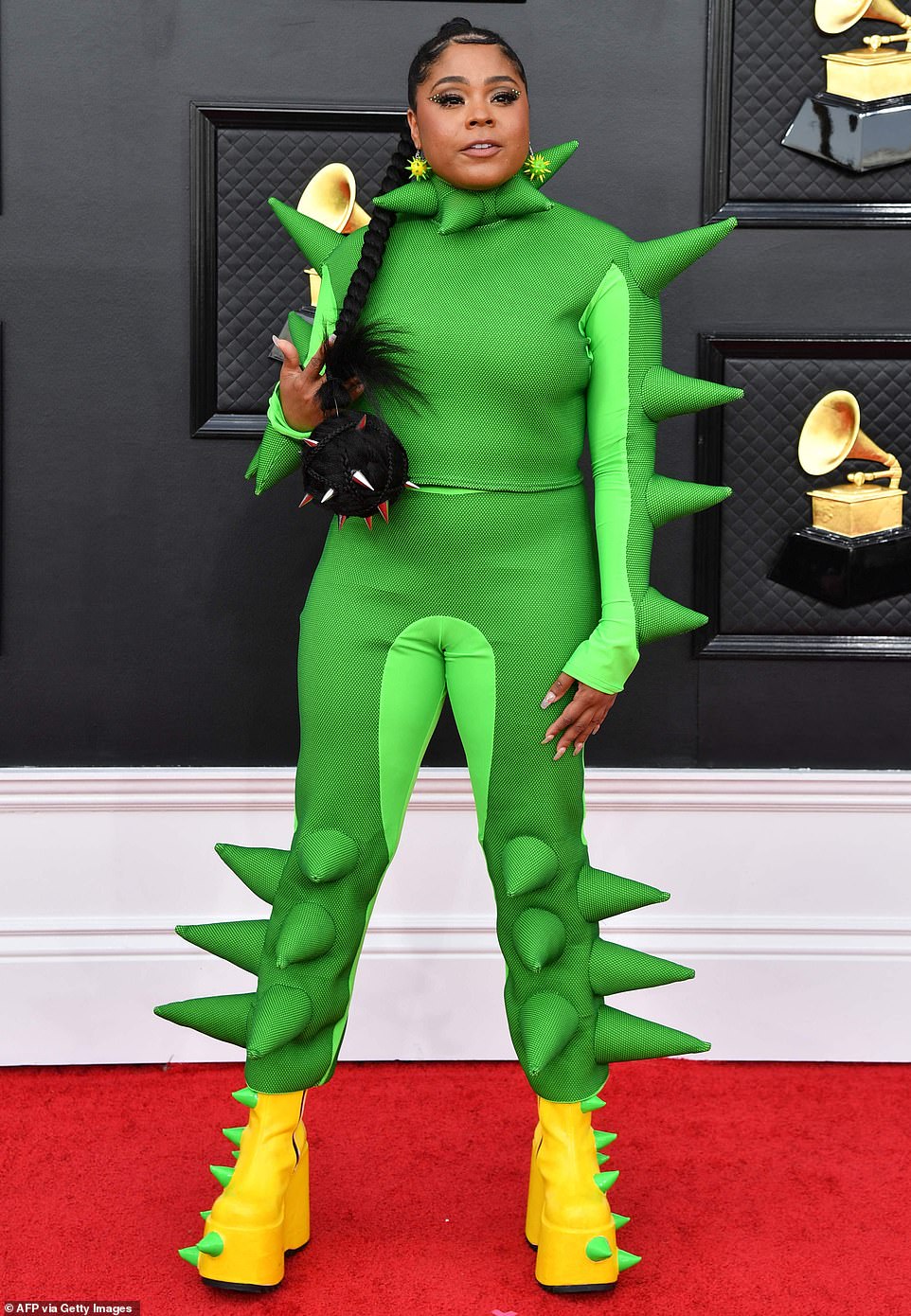 La cantante Tayla Parx literalmente parecía un dinosaurio en un dos piezas verde que tenía cuernos.