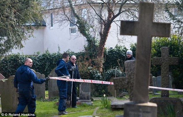 Los oficiales dijeron previamente que confiaban en que el cementerio los llevaría a lo que le sucedió al adolescente.