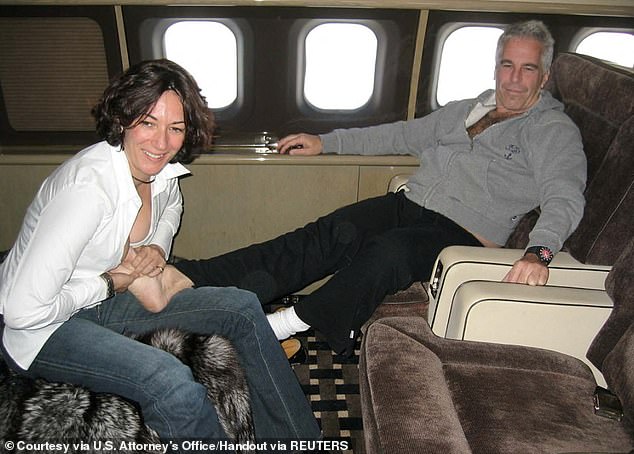 Ghislaine Maxwell le da a Jeffrey Epstein un masaje en los pies en su avión privado llamado 