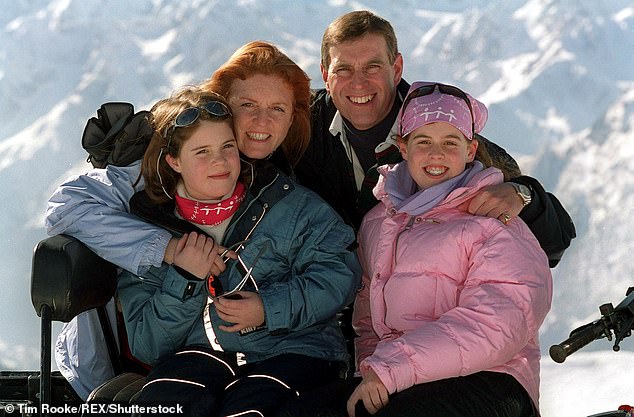 El príncipe Andrew aparece en 2001 con su ex esposa Sarah Ferguson y sus hijos en Verbier, Suiza.