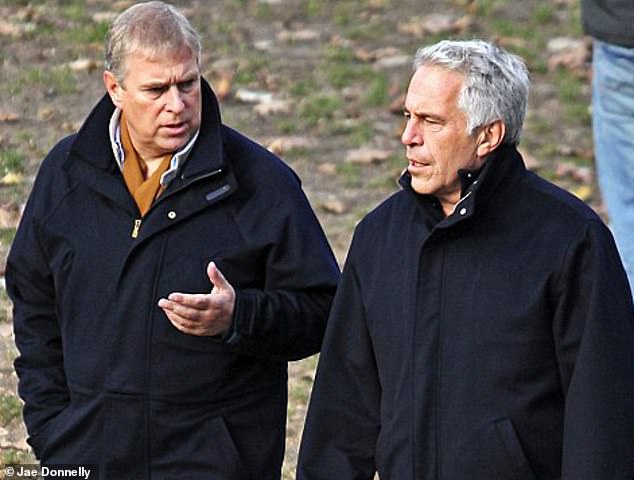 El príncipe Andrés pasea por el Central Park de Nueva York con Jeffrey Epstein tras la condena a prisión de este último en 2011
