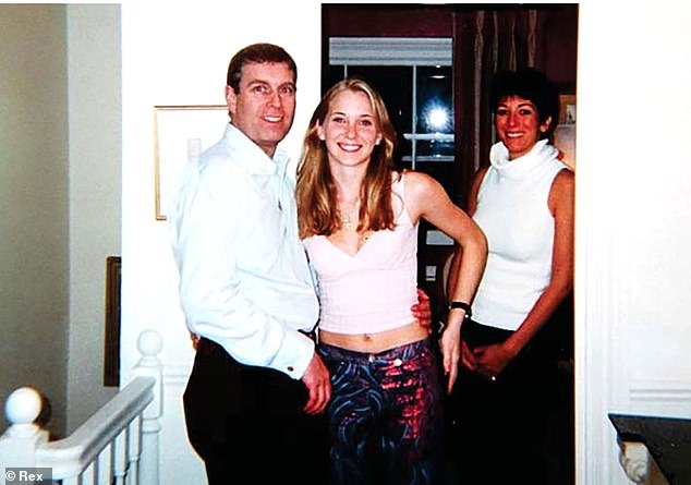 El príncipe Andrew, Virginia Roberts, de 17 años, y Ghislaine Maxwell en la casa de Ghislaine Maxwell en Londres, Reino Unido, el 13 de marzo de 2001.