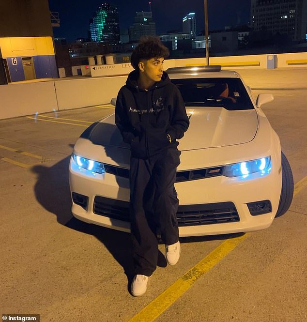 En su última publicación de Instagram, Salazar se apoyó contra el capó de un Chevrolet Camaro blanco con una sudadera con capucha negra, pantalones de chándal negros y tenis blancos y subtituló la foto, que compartió con sus más de 757,000 seguidores: 