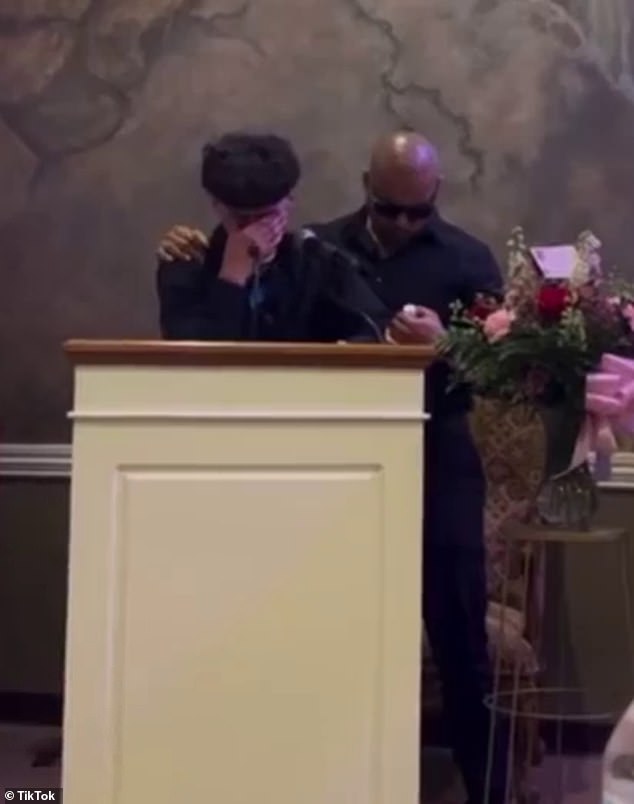 Flores pronunció un emotivo discurso en el funeral de Salazar.  
