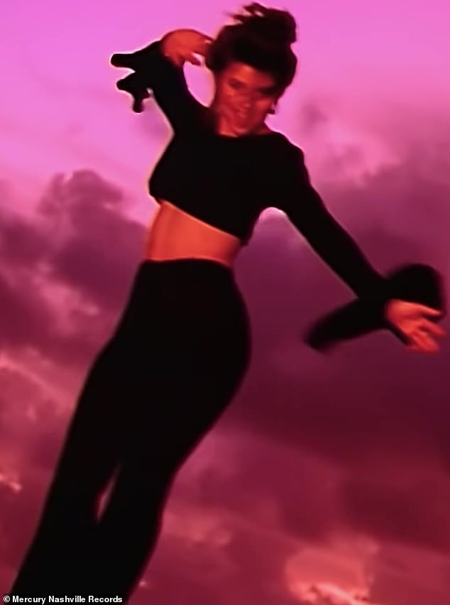 'Se veía bien porque estaba más sexy': Shania notó que también se quedó sin sostén en su primer video musical, What Made You Say That?  en 1993