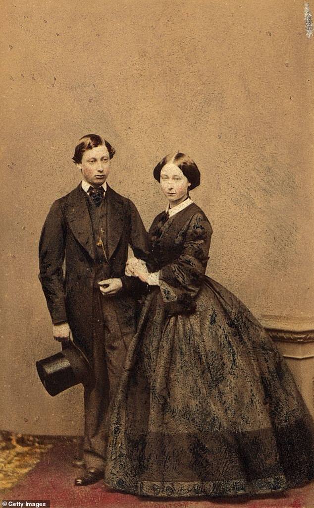 El príncipe playboy es visto como un joven en 1861, fotografiado con su hermana, la princesa Alice Maud Mary.