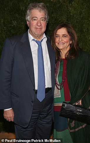 Black se ve con su esposa Debra Black en 2017