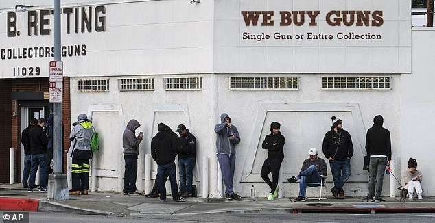 La gente hizo fila afuera de una tienda de armas en Culver City mientras los compradores entraban en pánico y compraban armas debido a la crisis del coronavirus